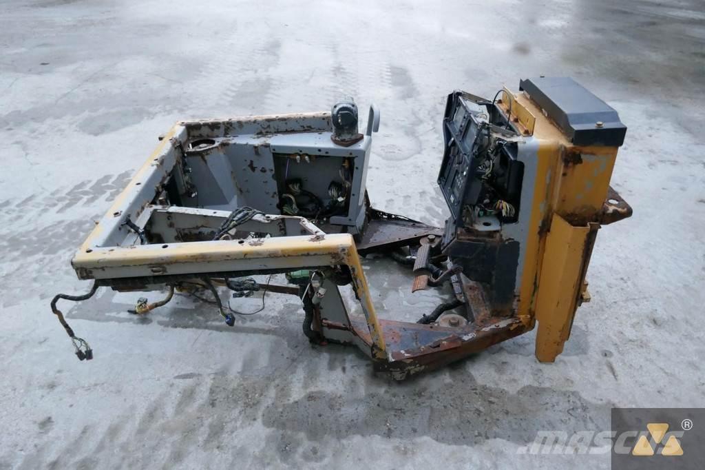 CAT 220-2800 Kabiny i wnętrze