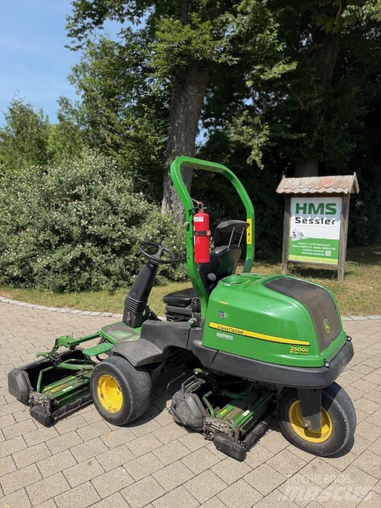 John Deere 2500 E Kosiarki do muraw