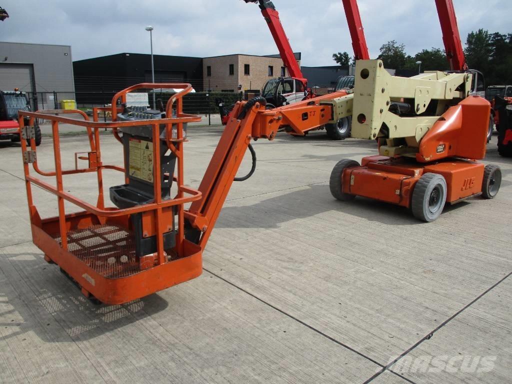 JLG E400 AJPN (048) Kompaktowe samojezdne wysięgniki podnośnikowe