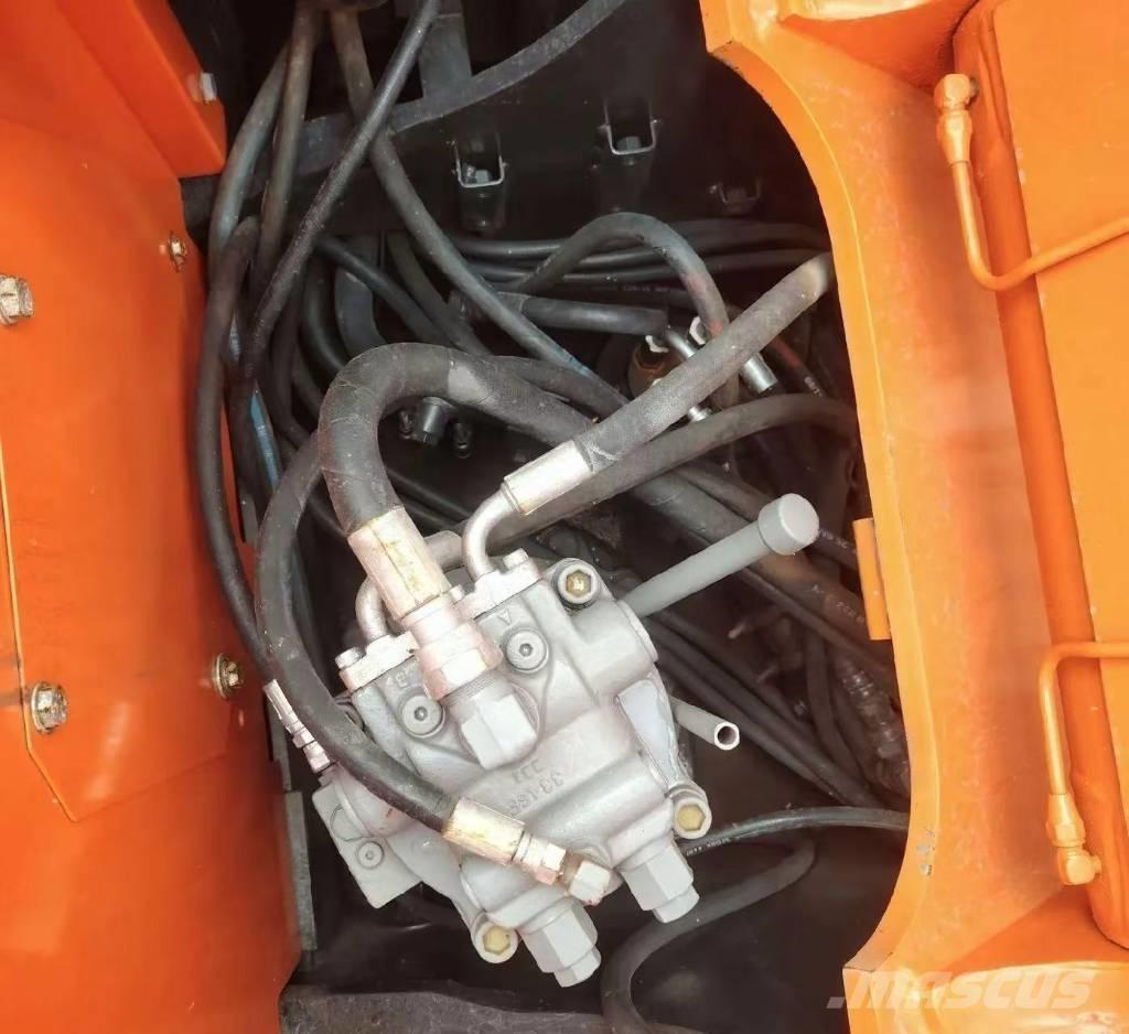 Hitachi 135US-6 Koparki gąsienicowe