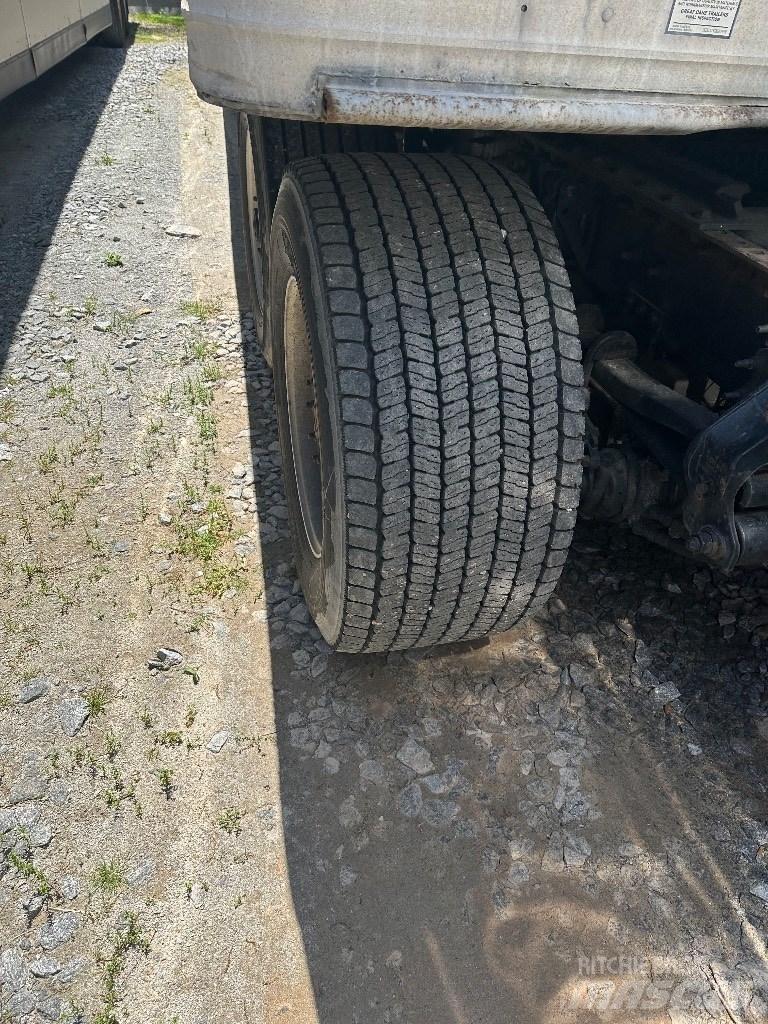 Volvo D11 Samochody ciężarowe ze skrzynią zamkniętą
