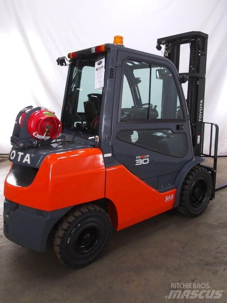 Toyota 02-8FGF30 Wózki LPG