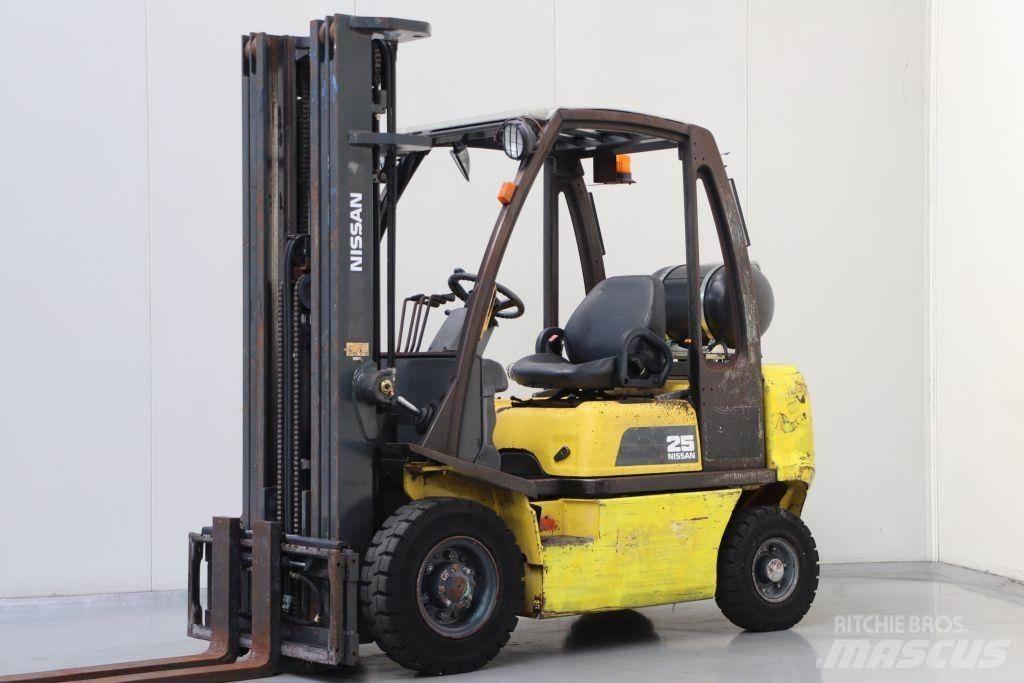 Nissan UD02A25PQ Wózki LPG