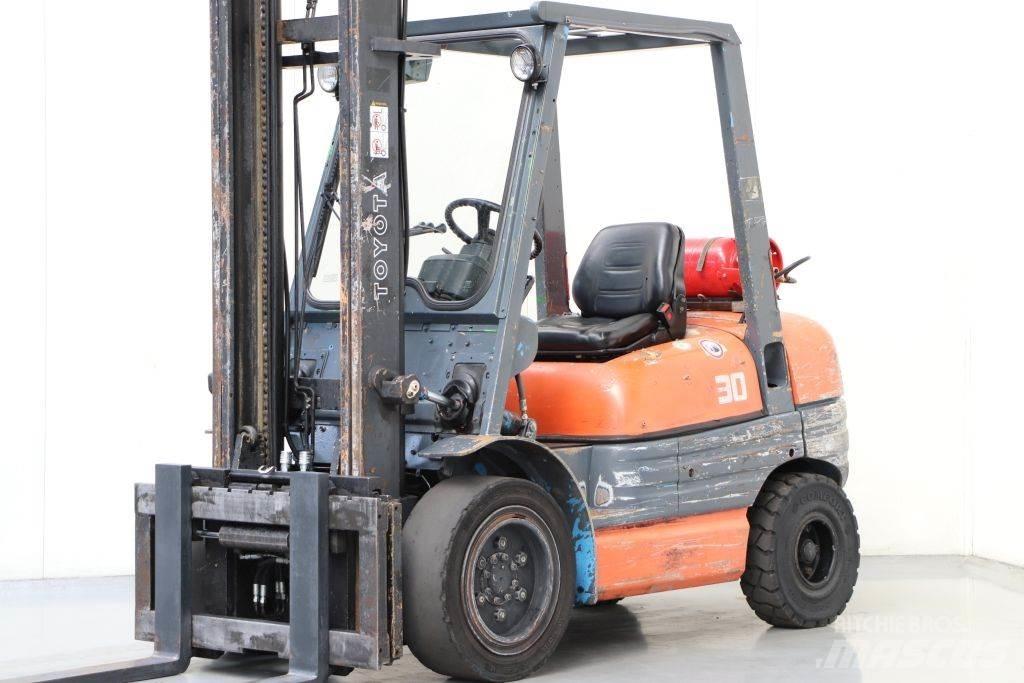 Toyota 02-6FGF30 Wózki LPG