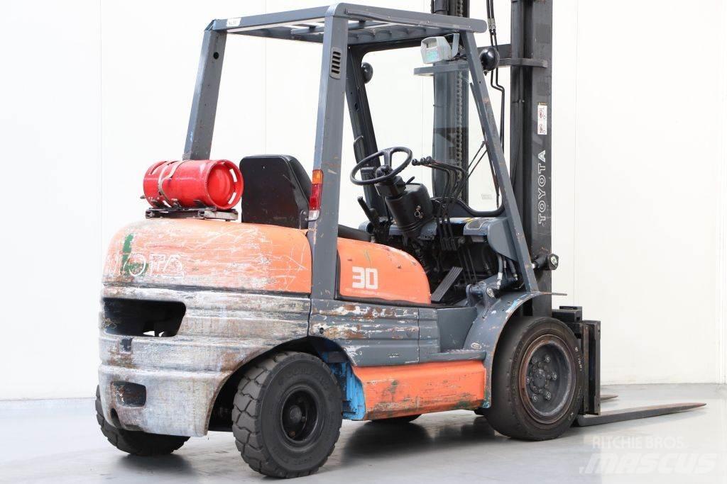 Toyota 02-6FGF30 Wózki LPG