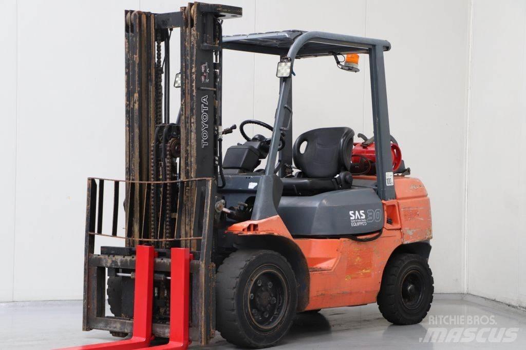 Toyota 02-7FGF30 Wózki LPG