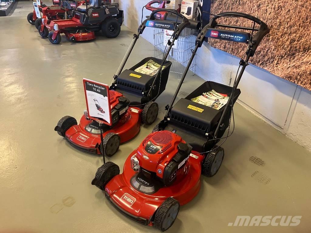 Toro Recycler 55 AD Kosiarki mechaniczne z operatorem za maszyną