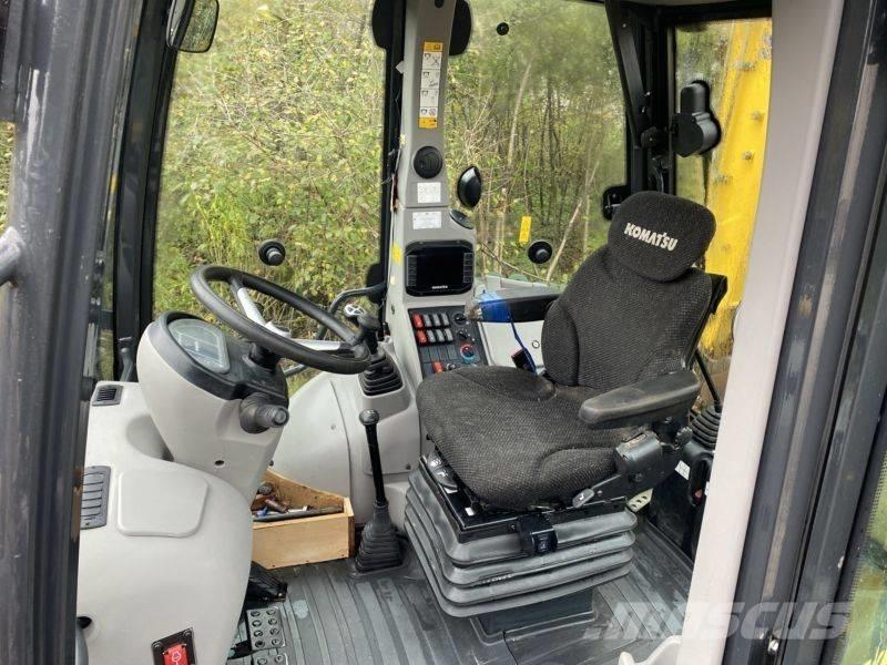 Komatsu WB 93 R-8 Koparko-ładowarki