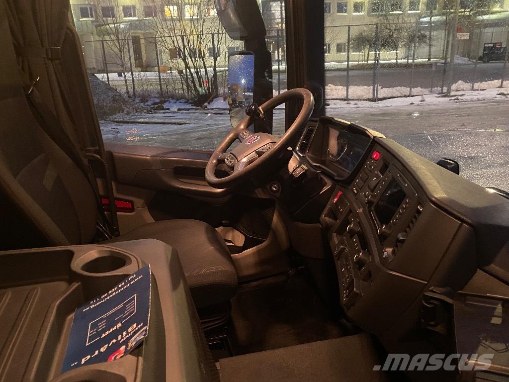 Scania LB Samochody ciężarowe ze skrzynią zamkniętą