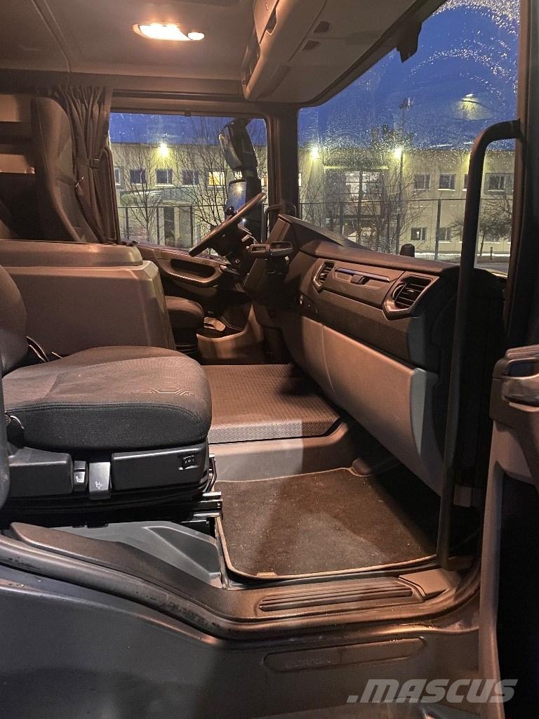 Scania LB Samochody ciężarowe ze skrzynią zamkniętą