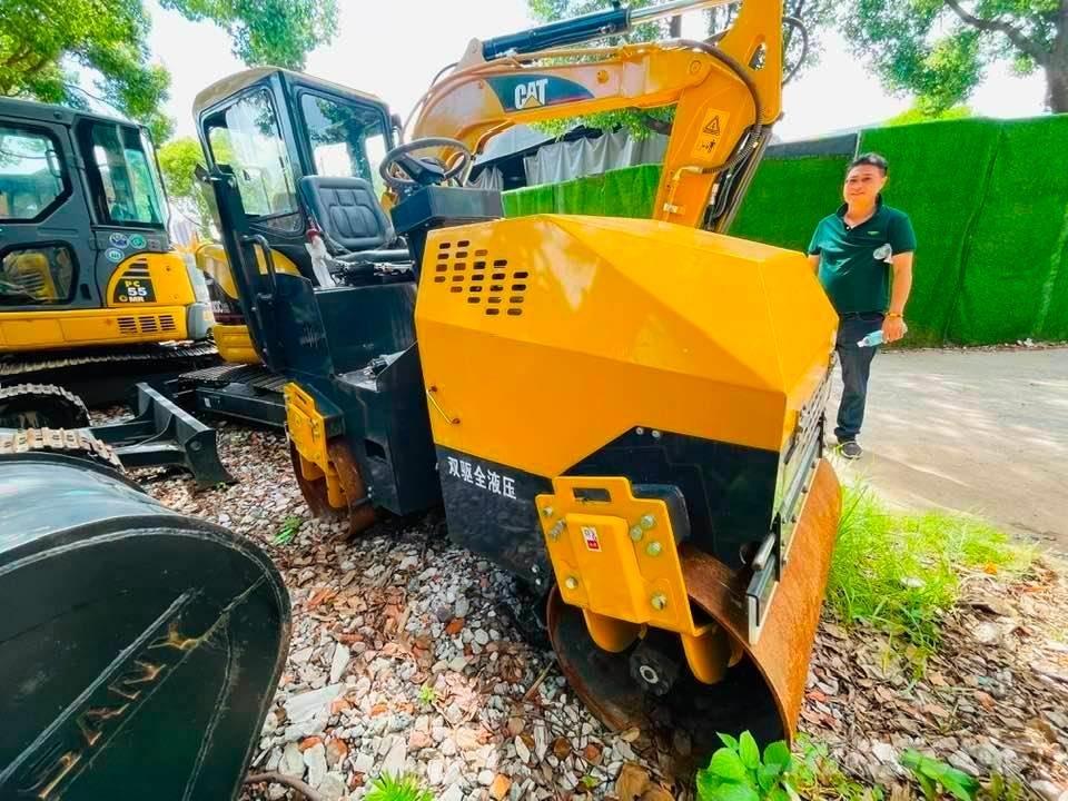 CAT 303 Minikoparki