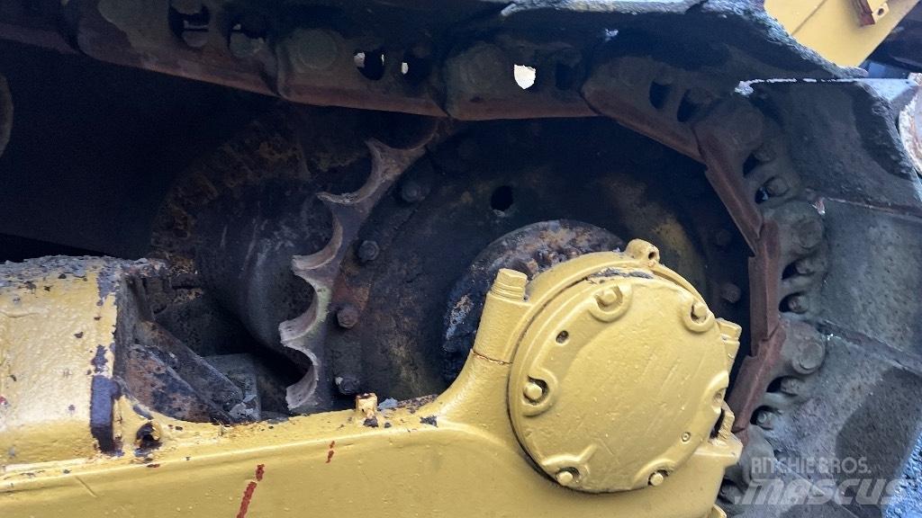 CAT D7 with ripper Spycharki gąsienicowe