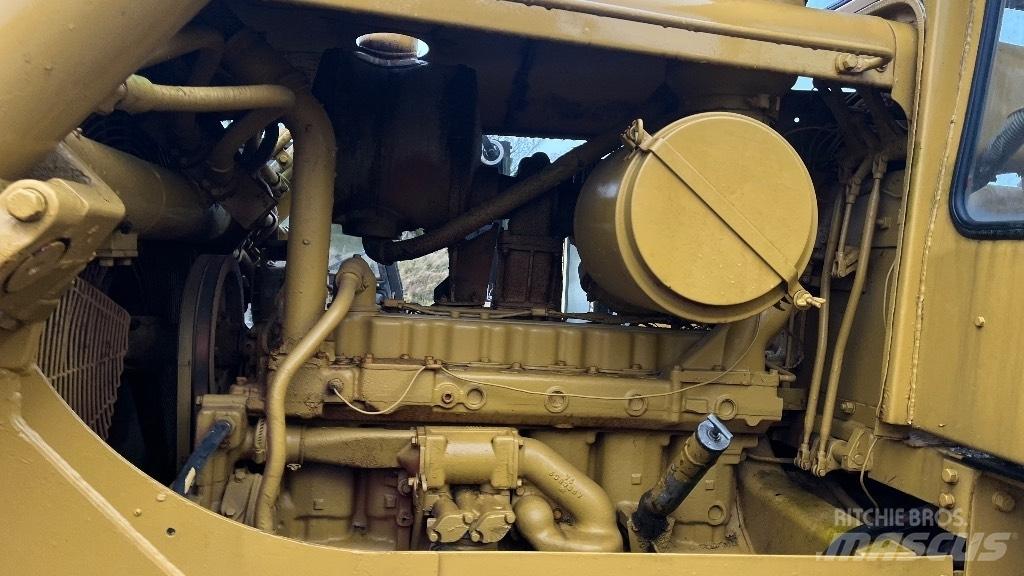 CAT D7 with ripper Spycharki gąsienicowe