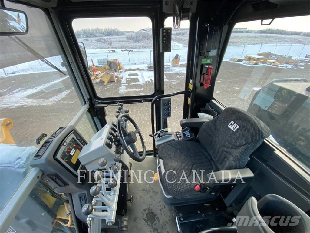 CAT 140M AWD Równiarki