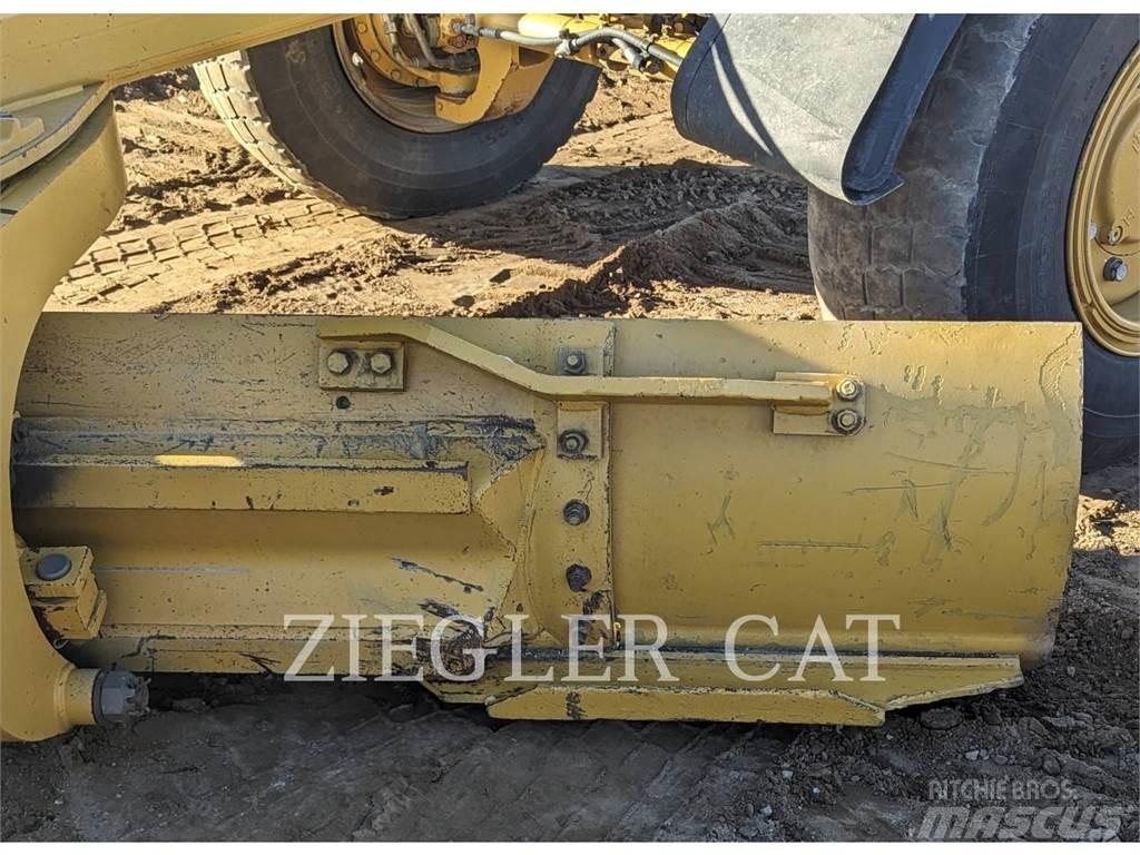 CAT 140M2AWD Równiarki