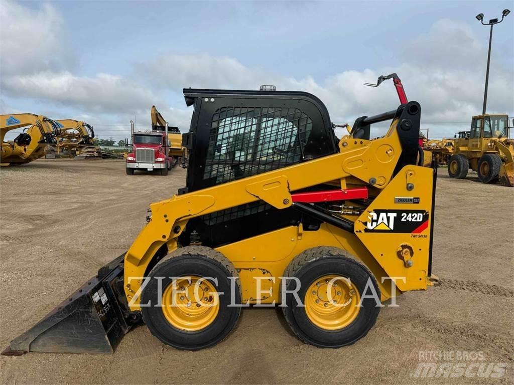 CAT 242D Ładowarki burtowe