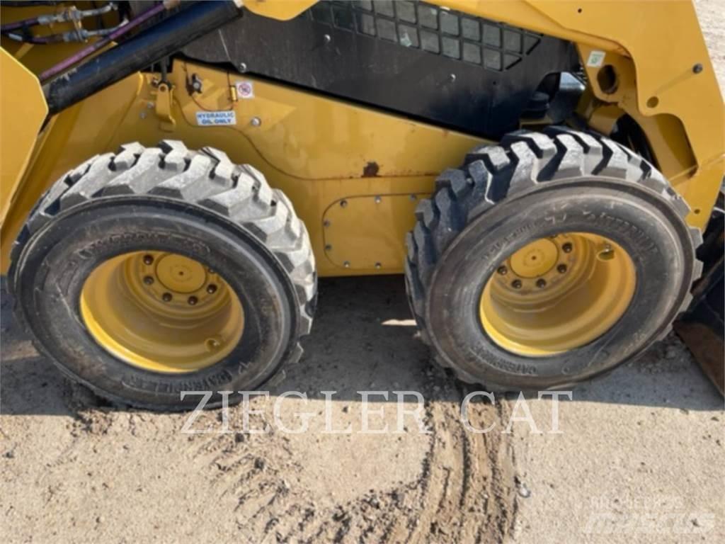 CAT 242D3 Ładowarki burtowe