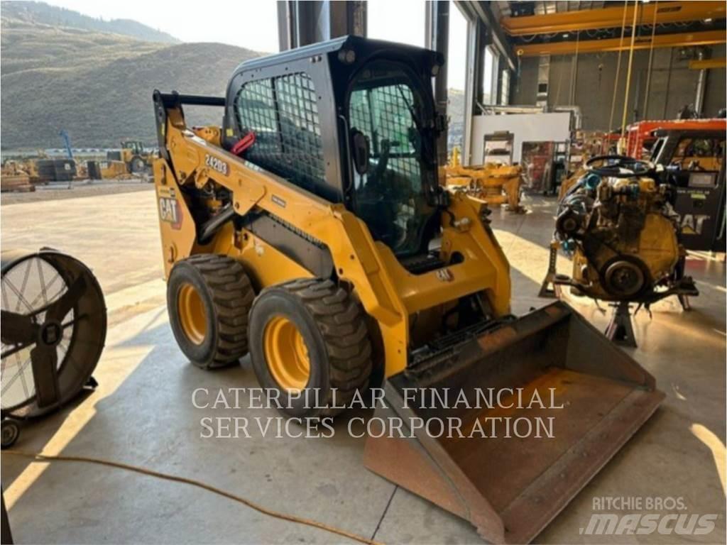CAT 242D3 Ładowarki burtowe