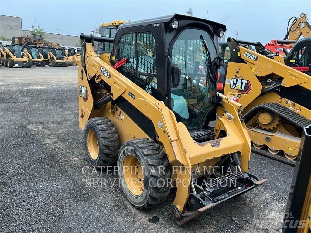 CAT 242D3 Ładowarki burtowe