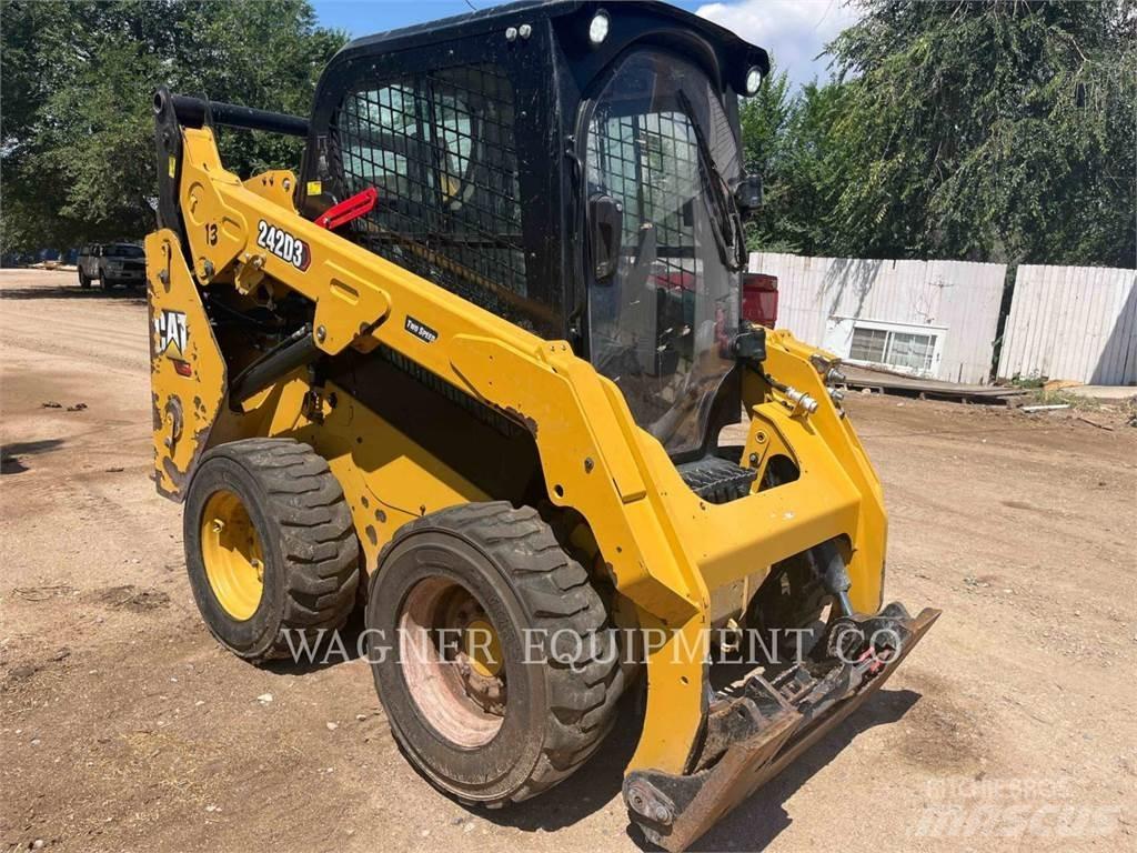 CAT 242D3 Ładowarki burtowe