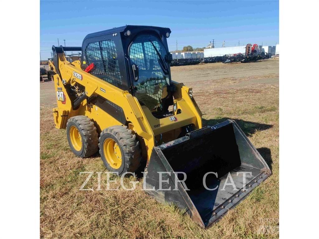 CAT 242D3 Ładowarki burtowe