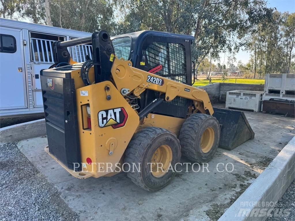CAT 242D3 Ładowarki burtowe