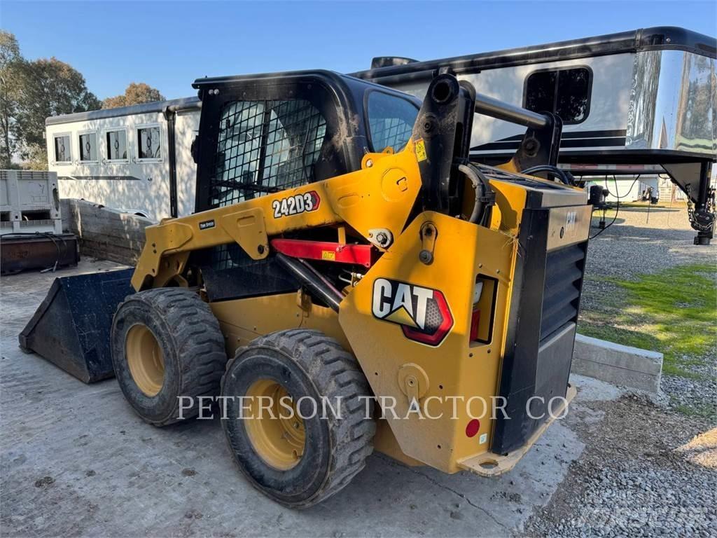 CAT 242D3 Ładowarki burtowe