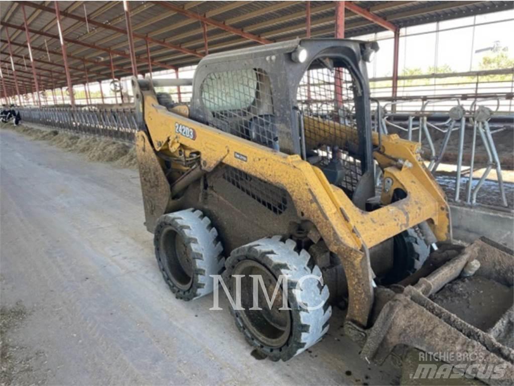 CAT 242D3 Ładowarki burtowe
