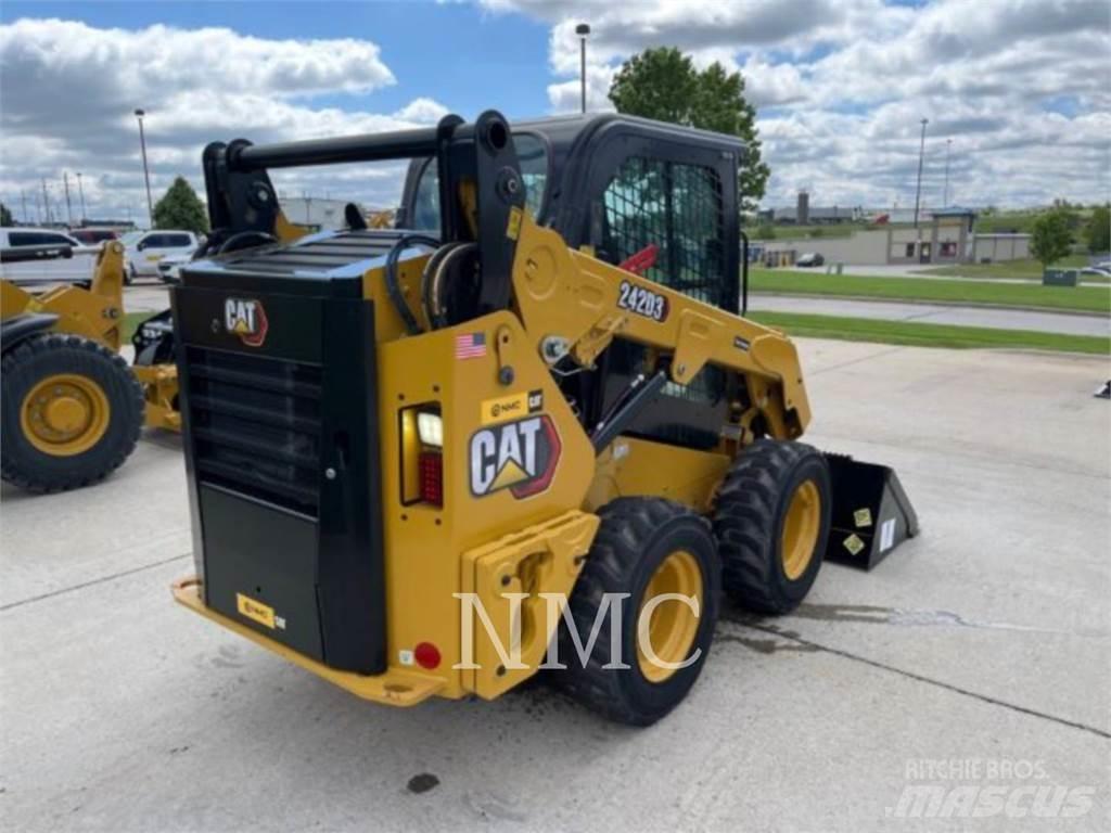 CAT 242D3 Ładowarki burtowe