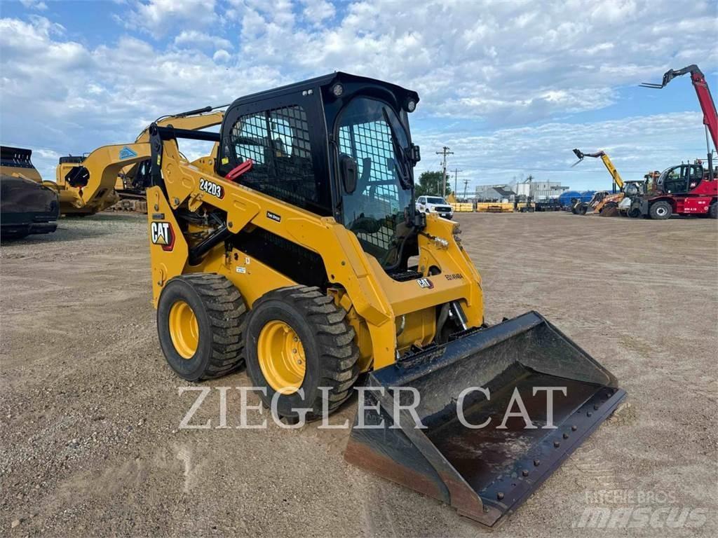 CAT 242D3 Ładowarki burtowe