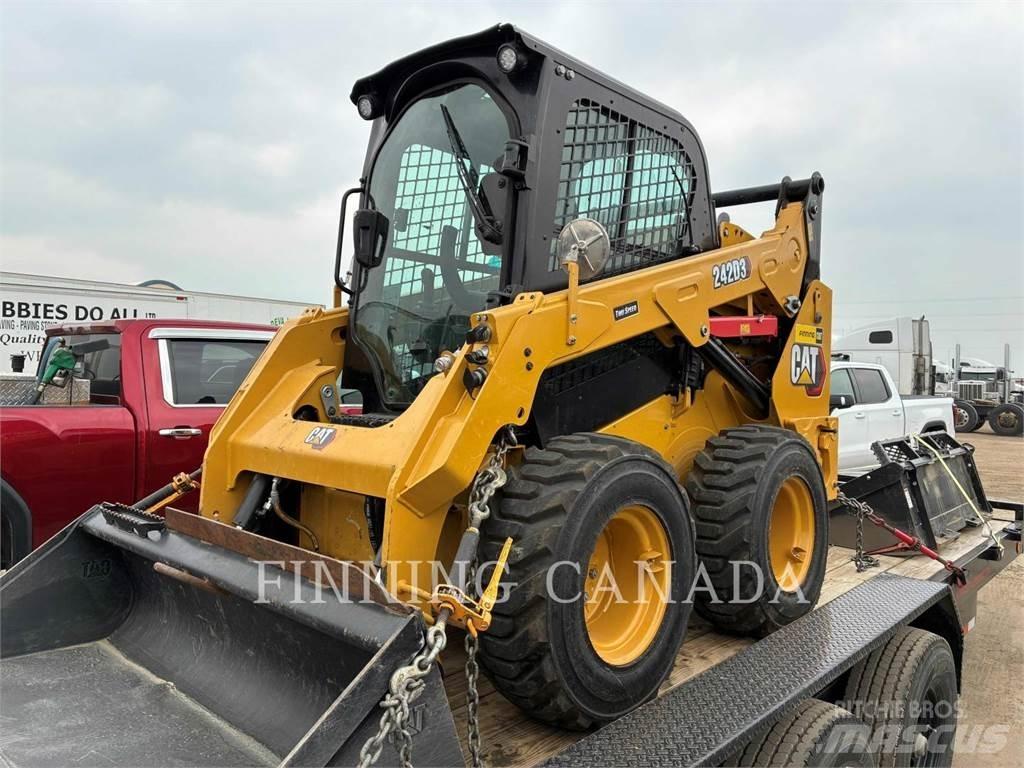 CAT 242D3 Ładowarki burtowe