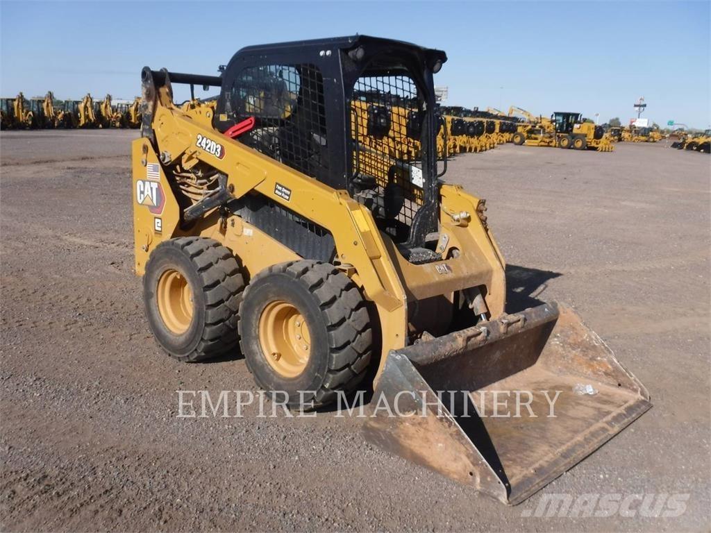 CAT 242D3 Ładowarki burtowe