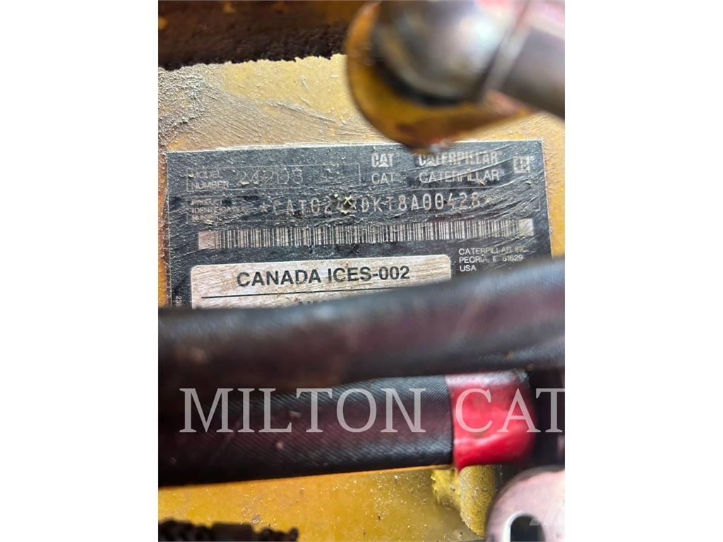 CAT 242D3 Ładowarki burtowe