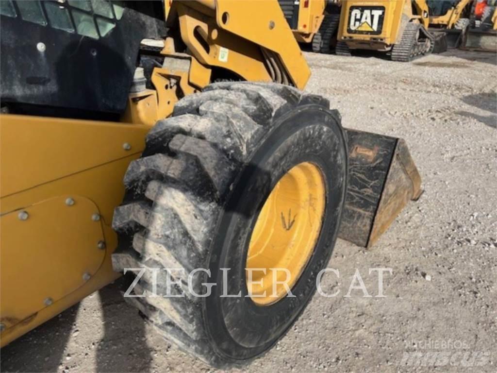 CAT 272D2 Ładowarki burtowe