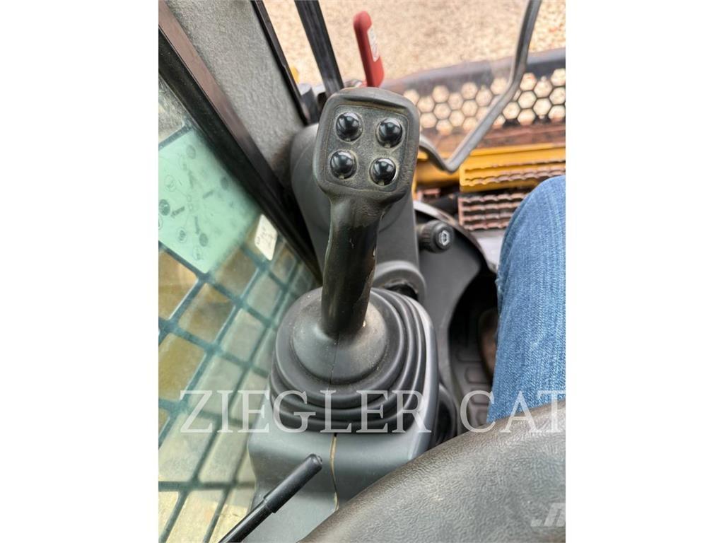 CAT 272D2 Ładowarki burtowe