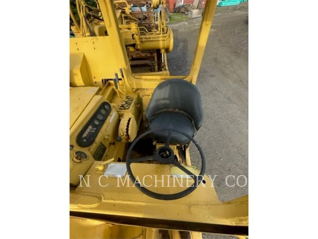 CAT 615 Skrobaki