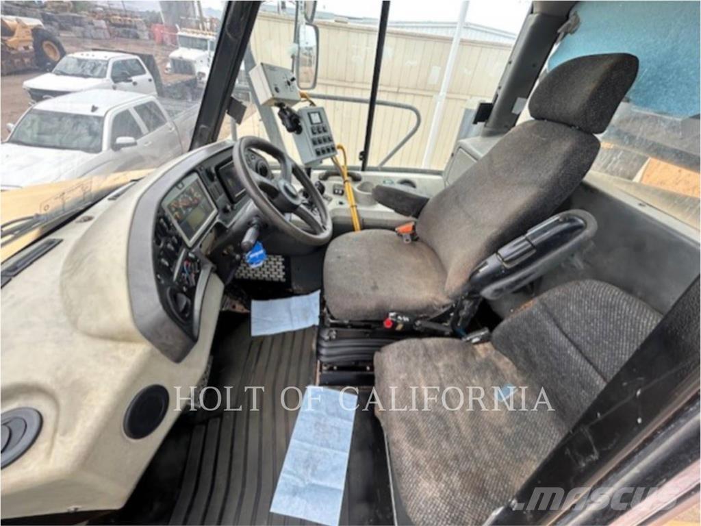 CAT 740B WT Cysterna