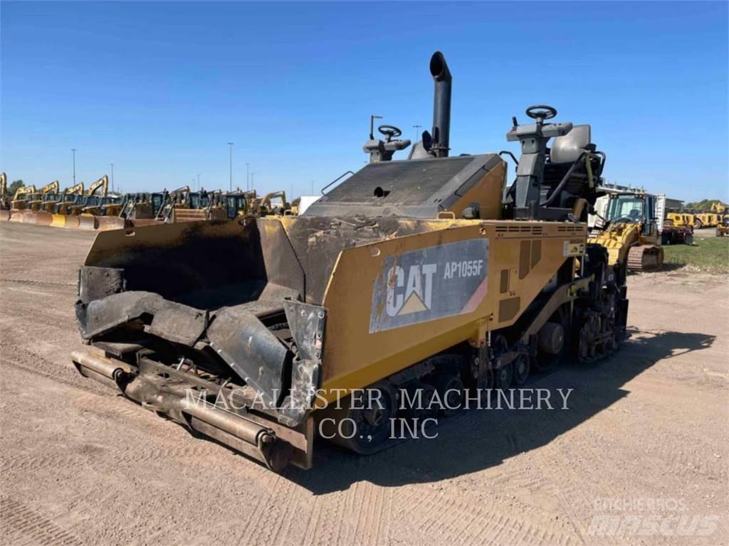 CAT AP1055F Rozściełacze do asfaltu