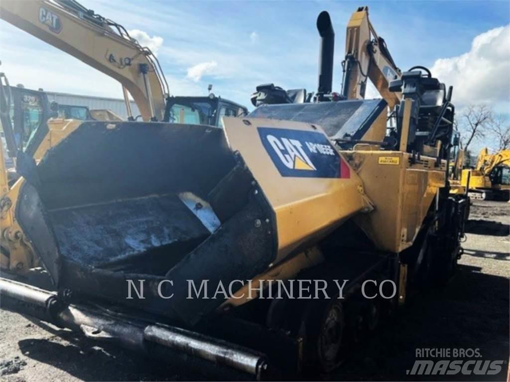 CAT AP1055F Rozściełacze do asfaltu