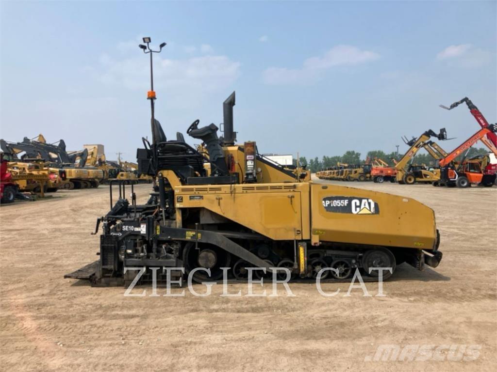 CAT AP1055F Rozściełacze do asfaltu