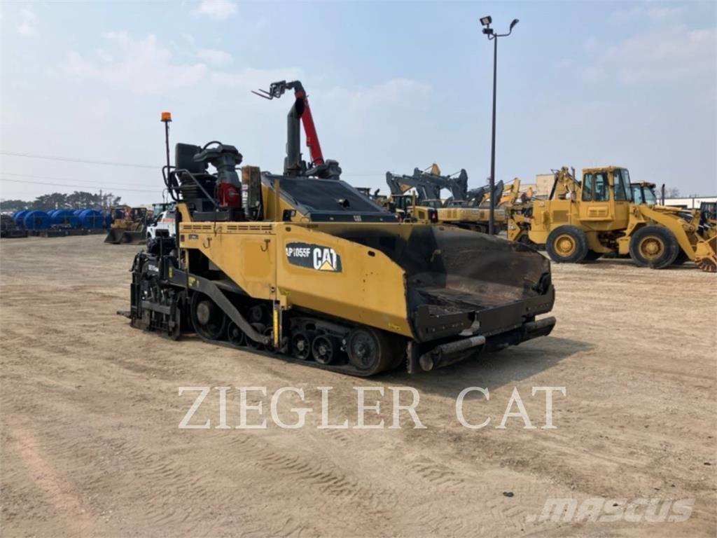 CAT AP1055F Rozściełacze do asfaltu