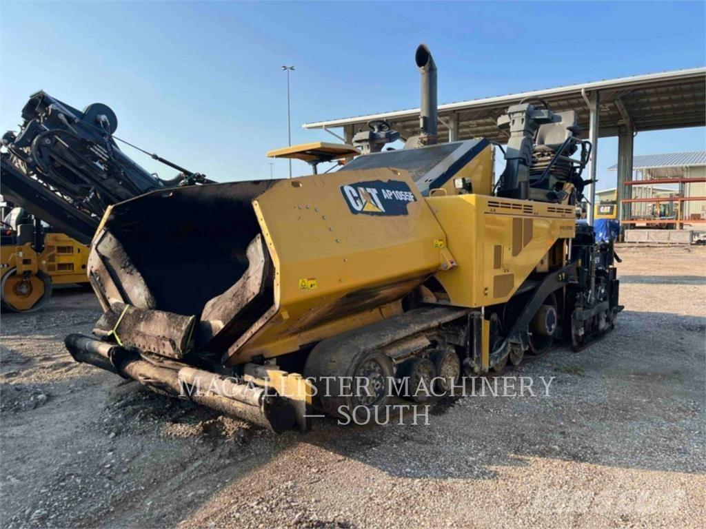 CAT AP1055F Rozściełacze do asfaltu