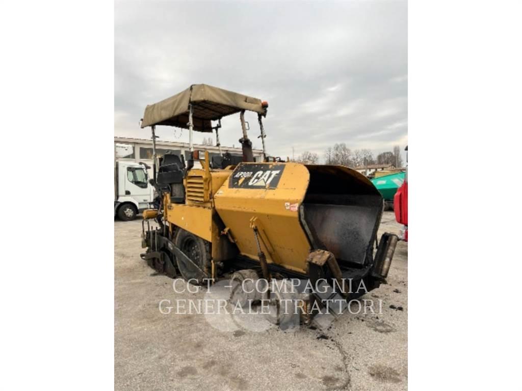 CAT AP300 Rozściełacze do asfaltu