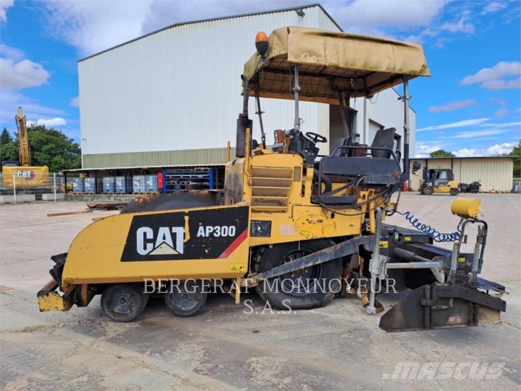 CAT AP300 Rozściełacze do asfaltu