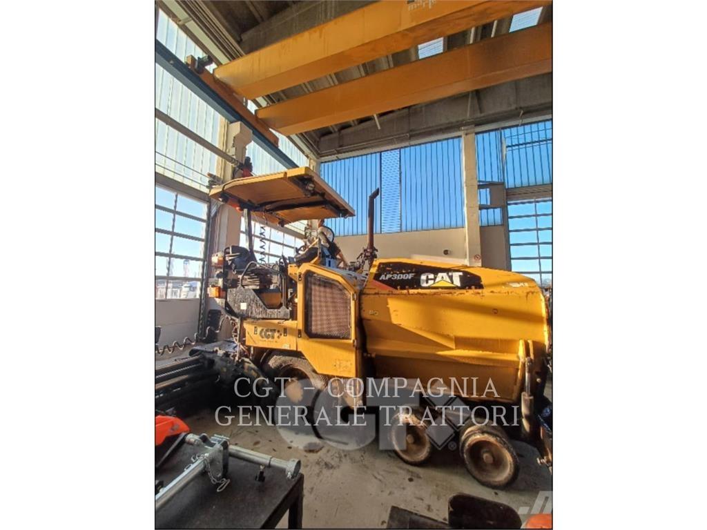 CAT AP300F Rozściełacze do asfaltu