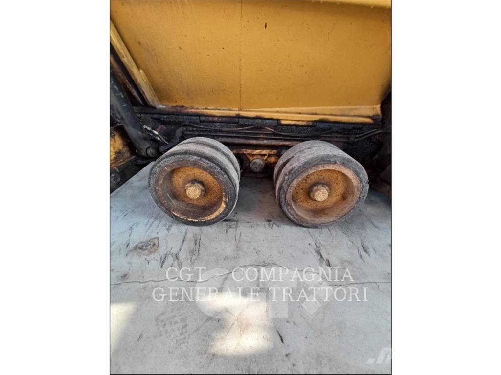 CAT AP300F Rozściełacze do asfaltu