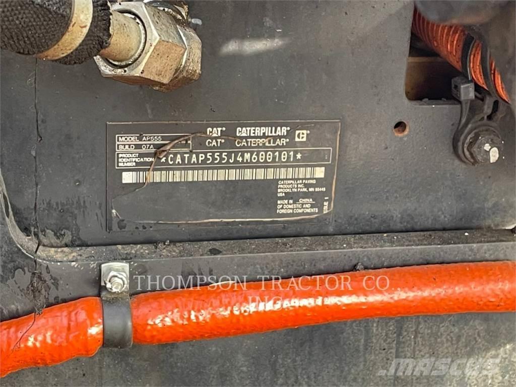 CAT AP555 Rozściełacze do asfaltu
