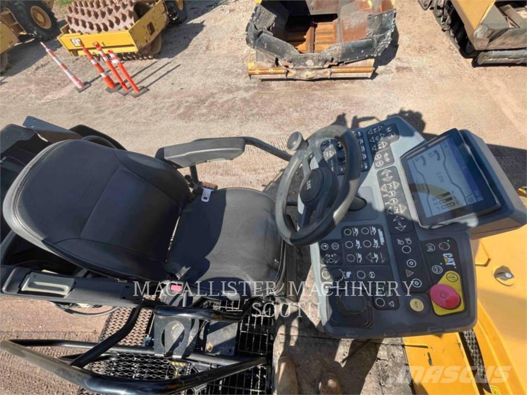 CAT AP555 Rozściełacze do asfaltu