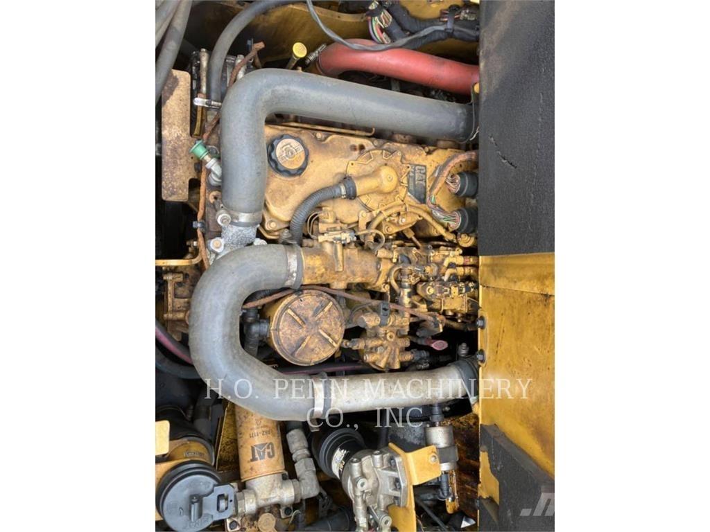 CAT AP555F Rozściełacze do asfaltu