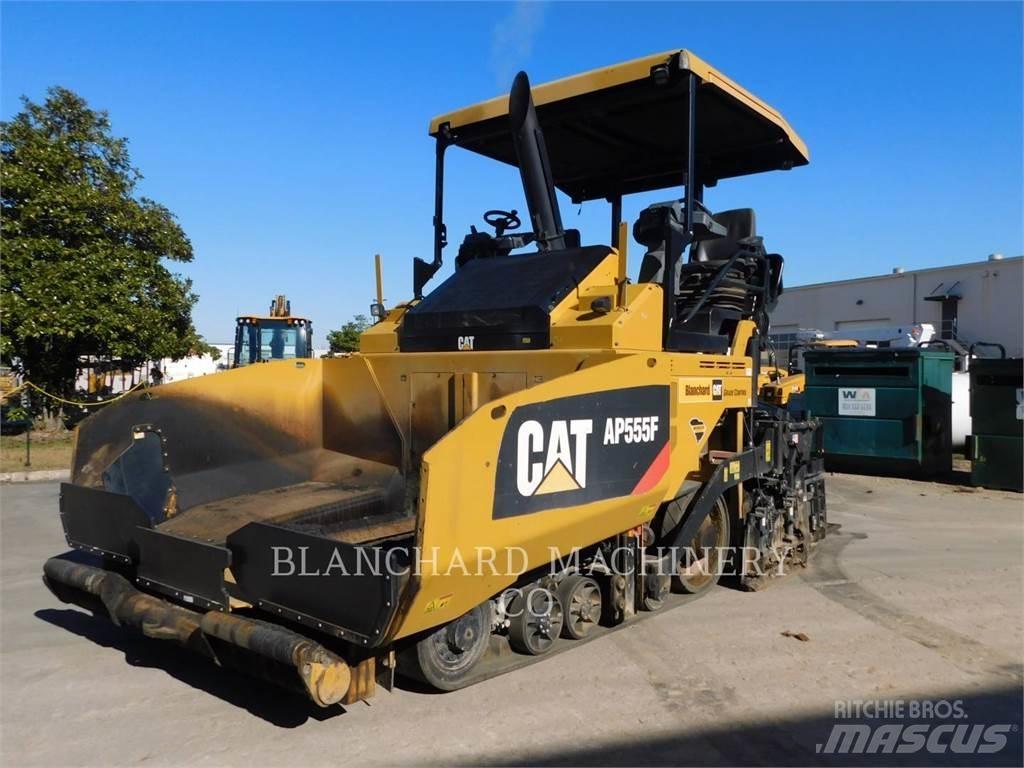 CAT AP555F Rozściełacze do asfaltu